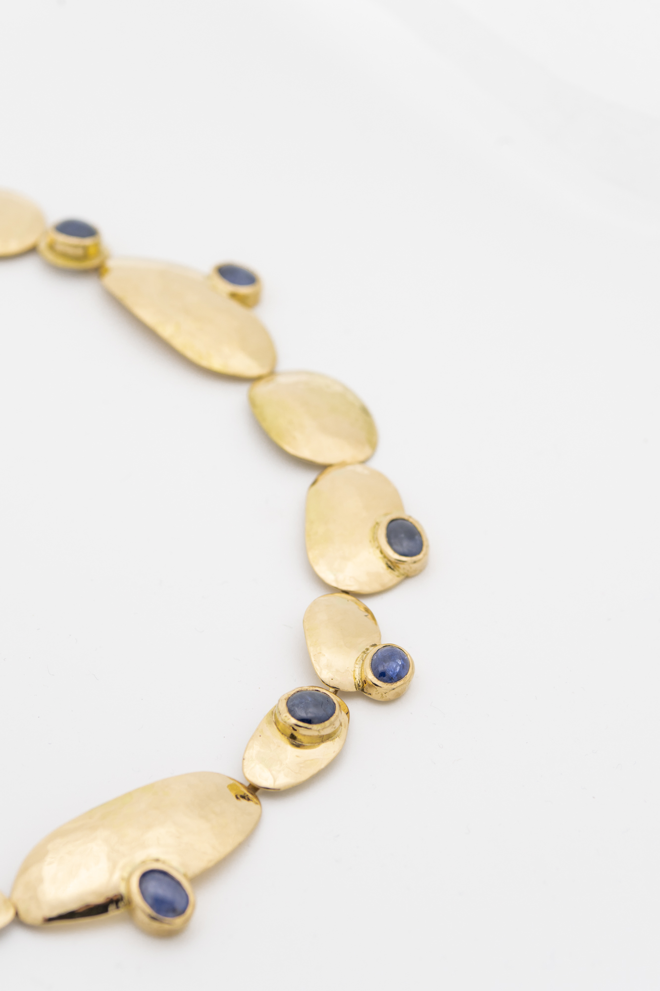 Collana in oro con zaffiri