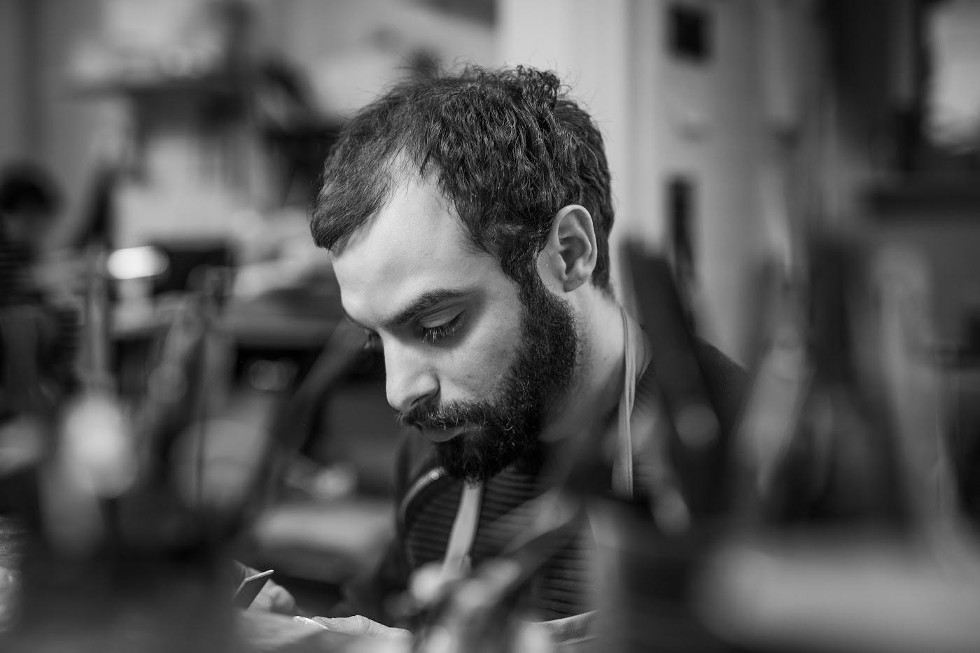 Maestro artigiano al lavoro in bottega