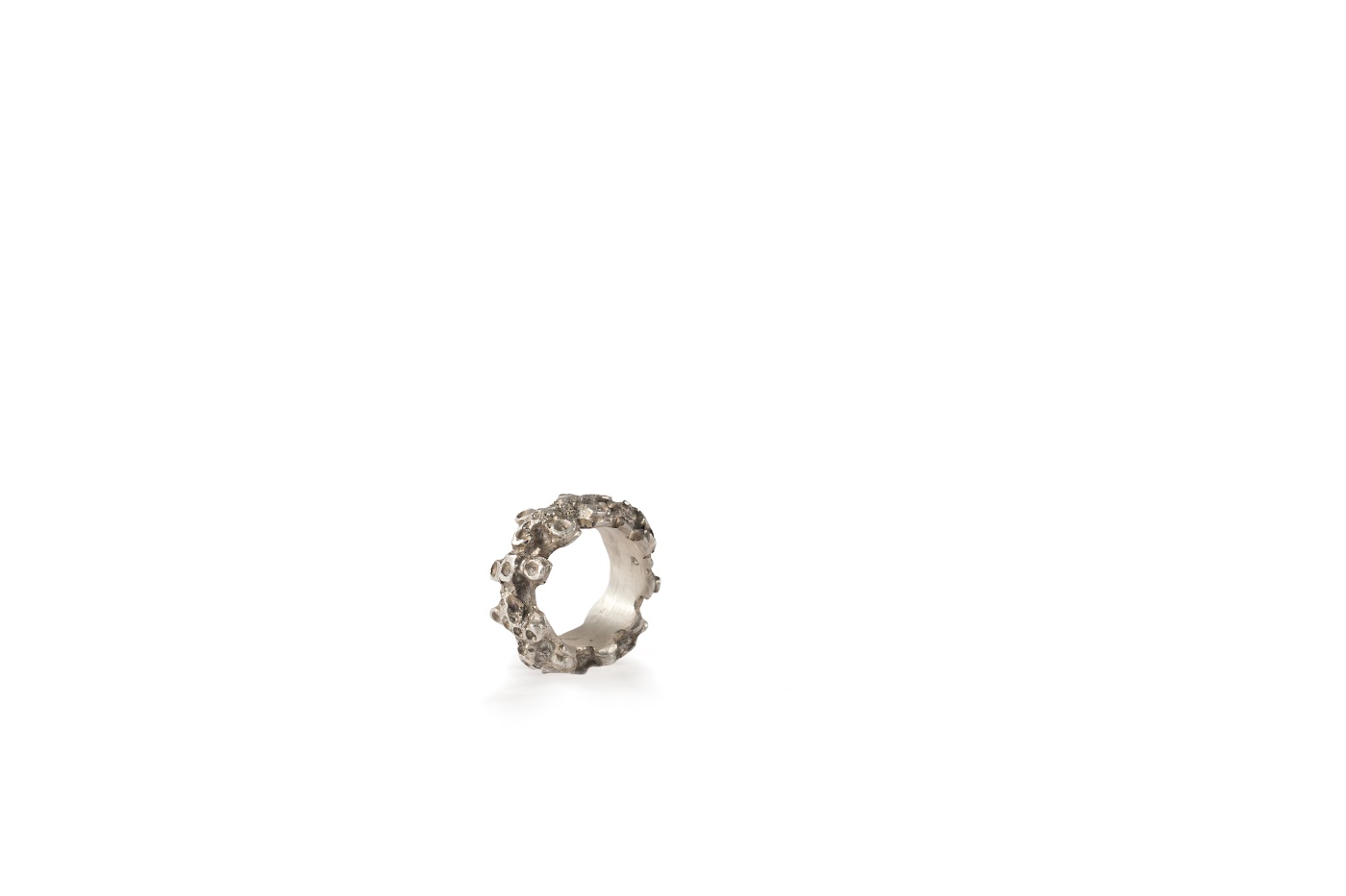 Anello in argento con texture organica
