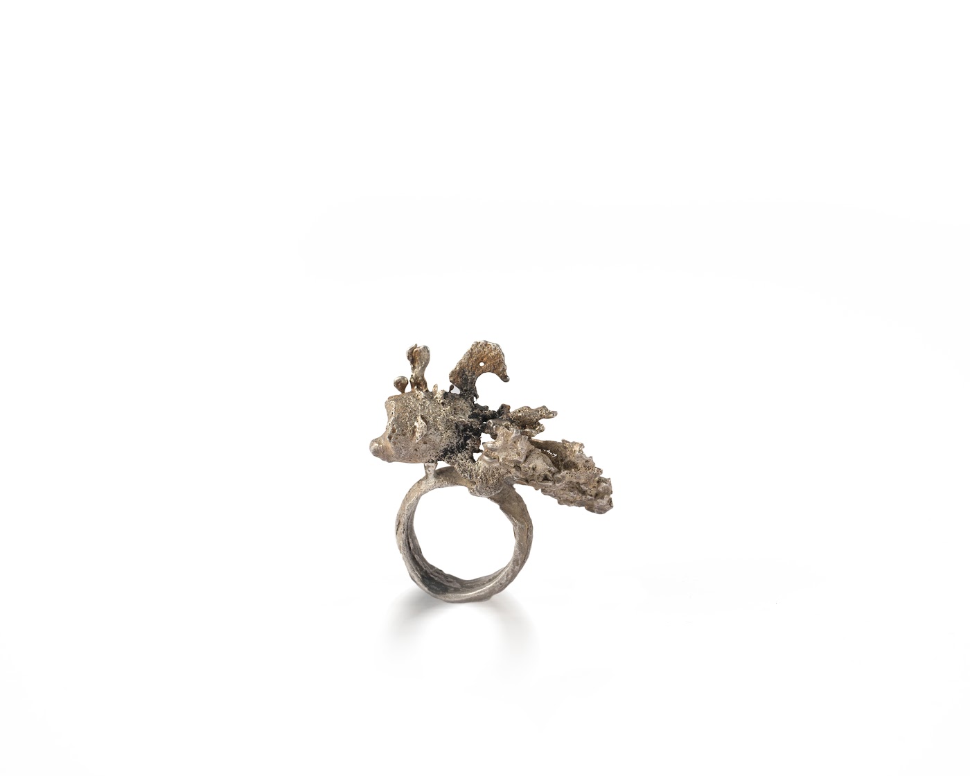 Anello scultoreo in argento dalle forme coralline