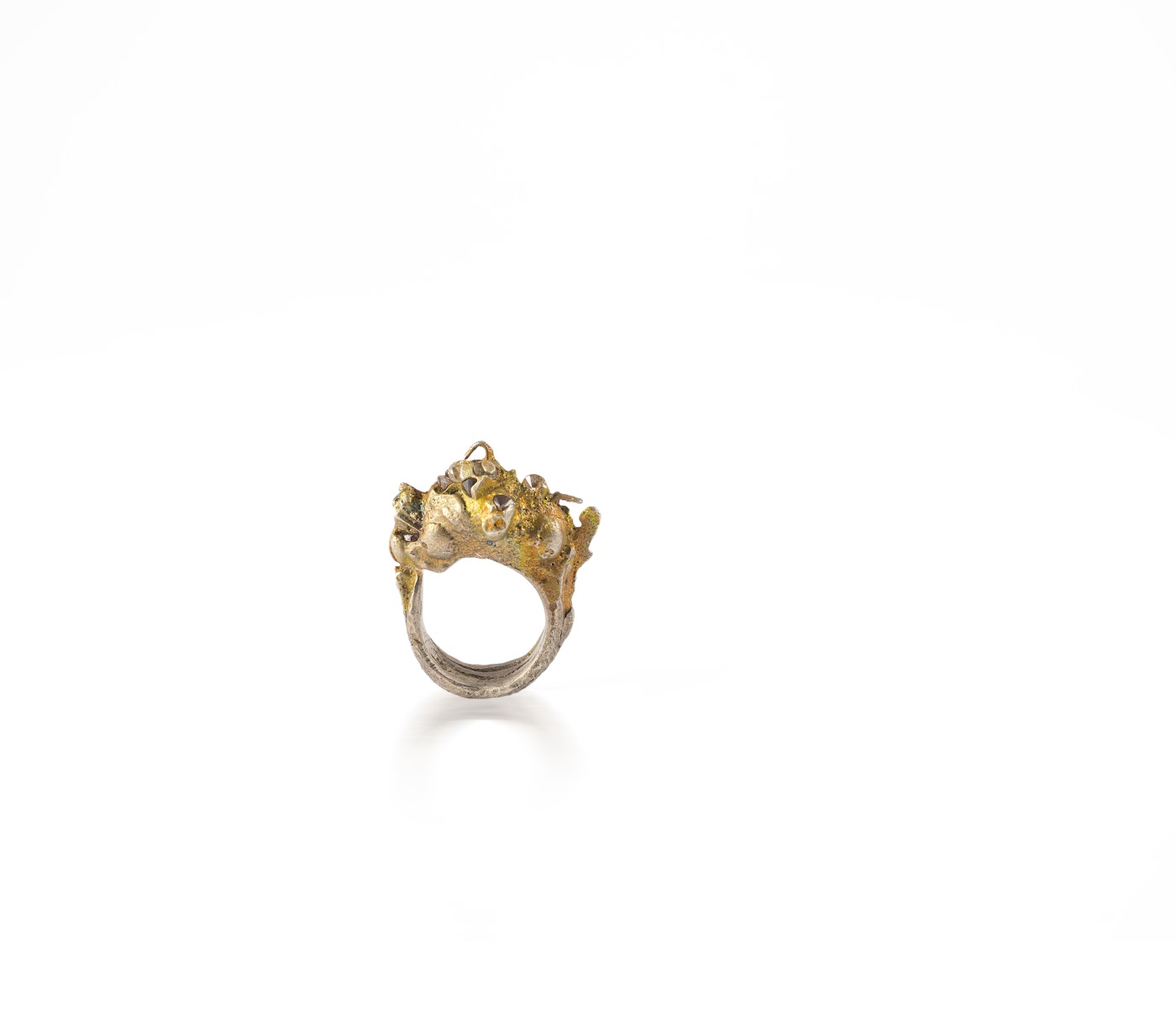 Anello scultoreo in oro — reinterpretazione artigianale