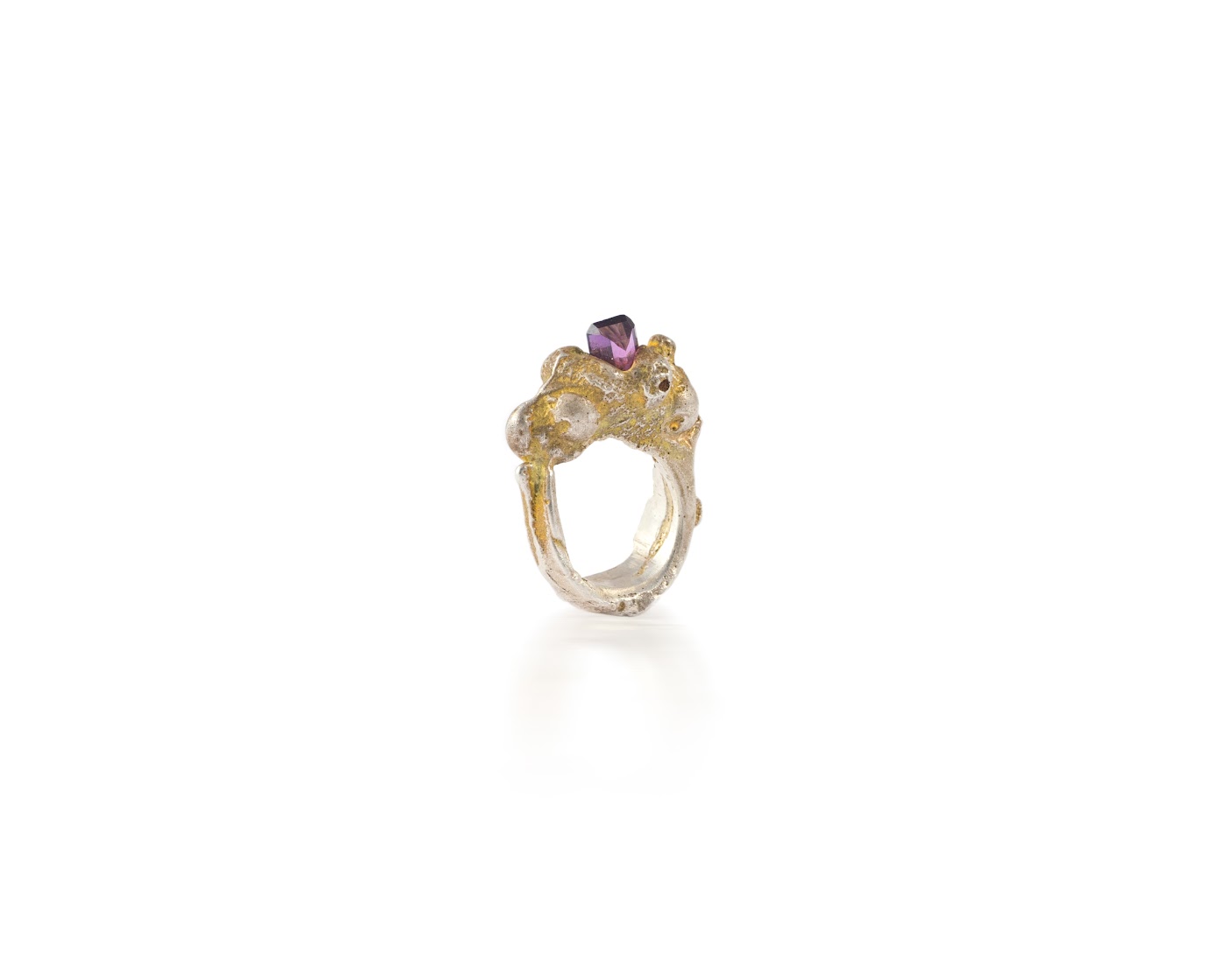 Anello in oro con pietra rosa