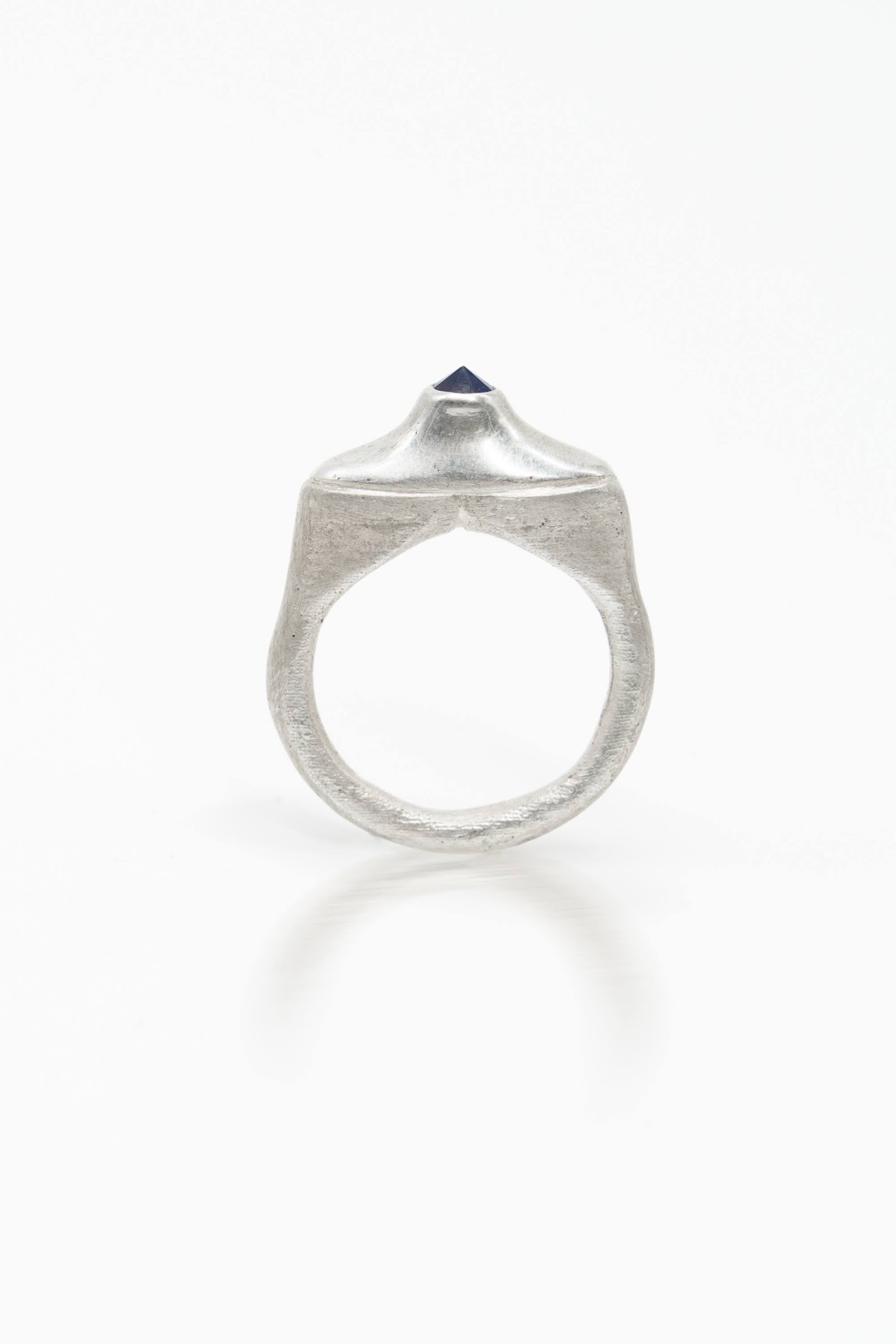 Anello in argento con zaffiro